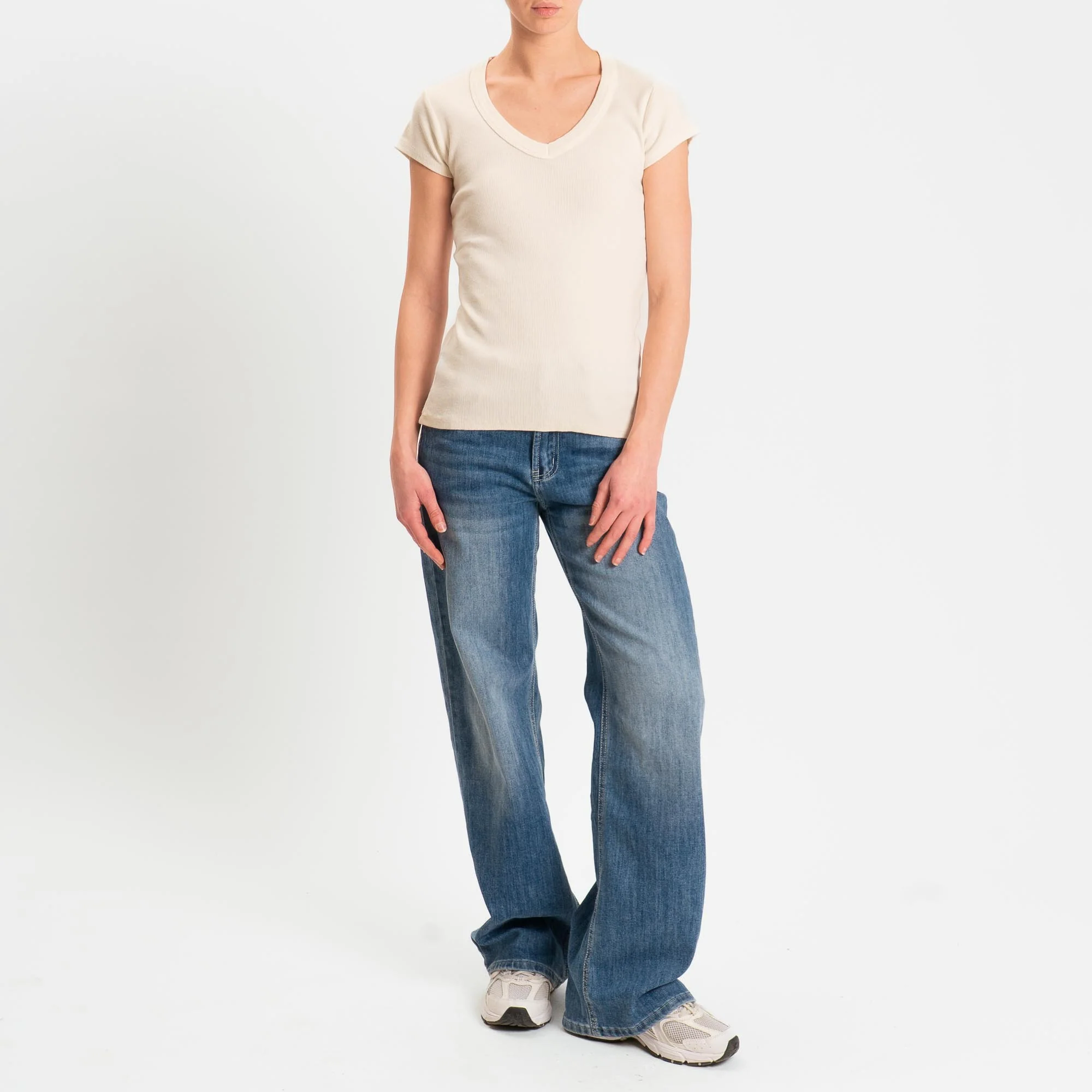 Zeroassoluto- T-shirt a costine scollo v cotone elasticizzato - burro - Image 2