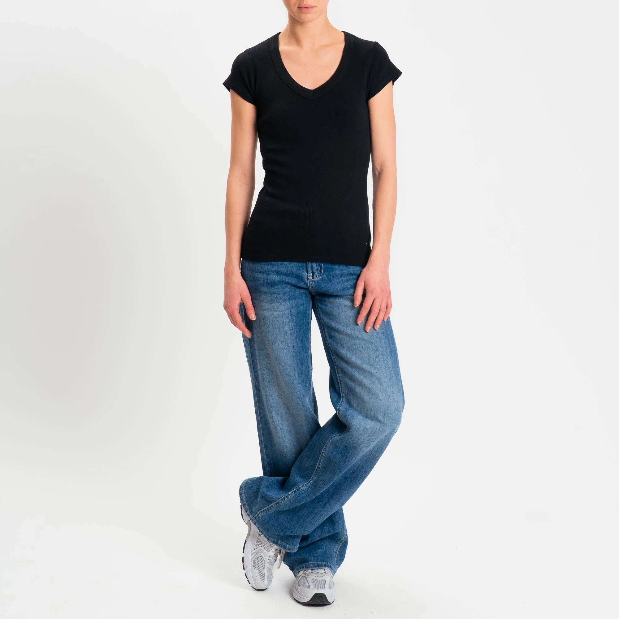 Zeroassoluto- T-shirt a costine scollo v cotone elasticizzato - Nero - Image 2