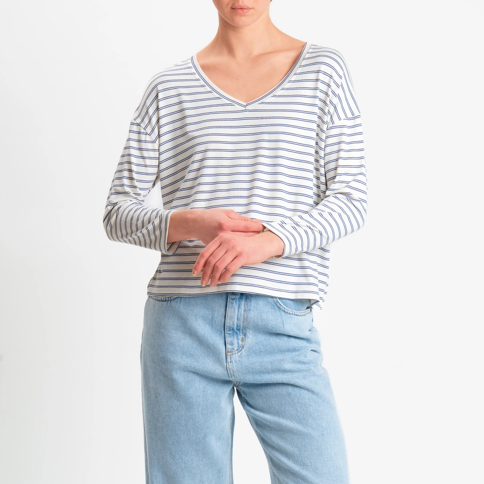 Zeroassoluto-T-shirt scatola a righe scollo v in jersey elasticizzato - panna/jeans - Image 2