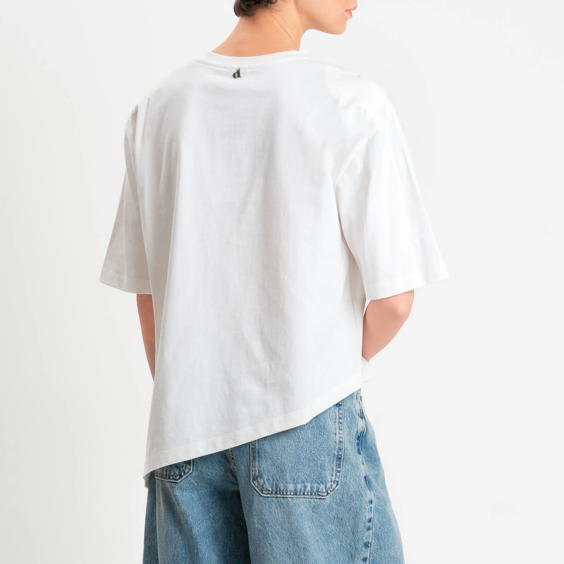 Dixie-T-shirt asimmetrica con spalline - panna - Image 3