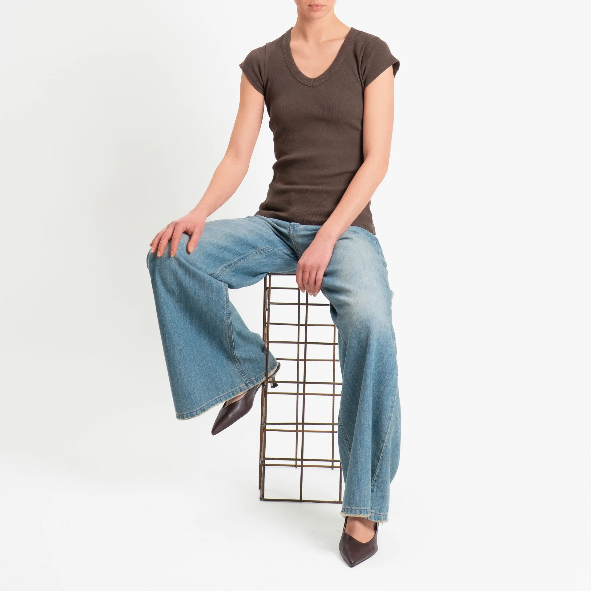 Tensione in-T-shirt scollo v a costine - cioccolato