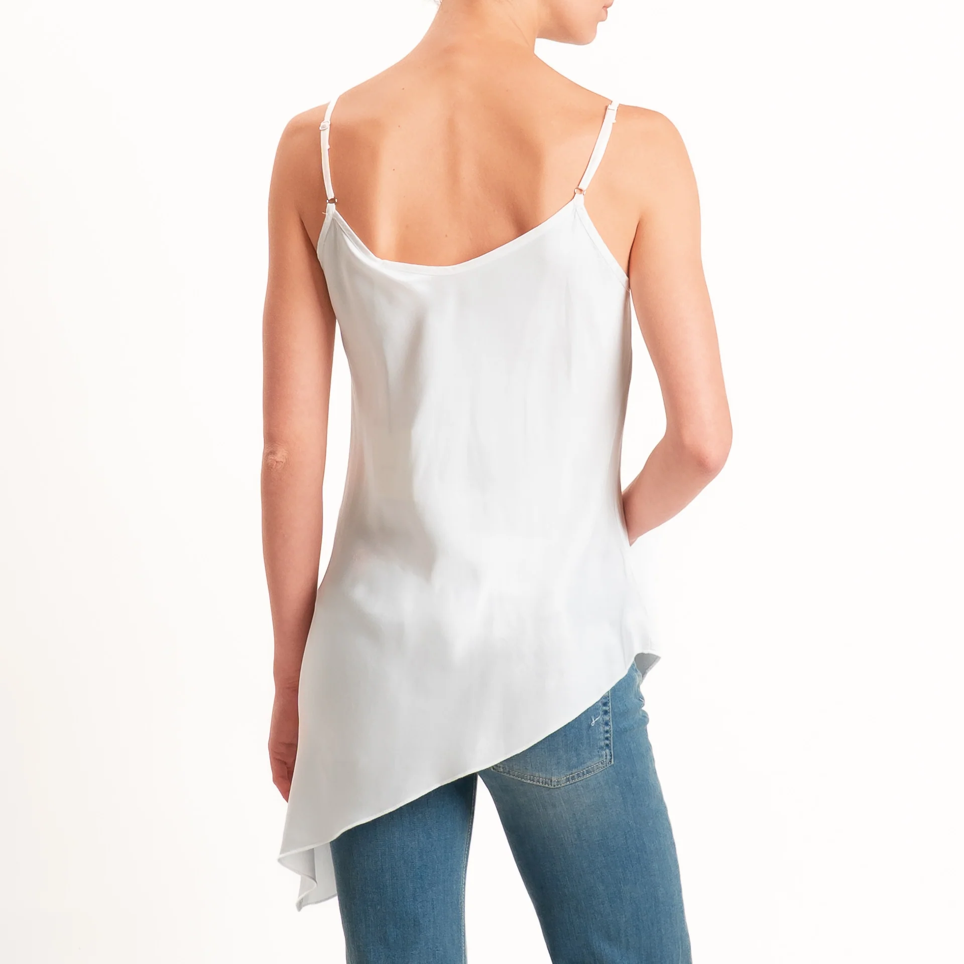 Tensione in-Top asimmetrico in satin - latte - Image 3