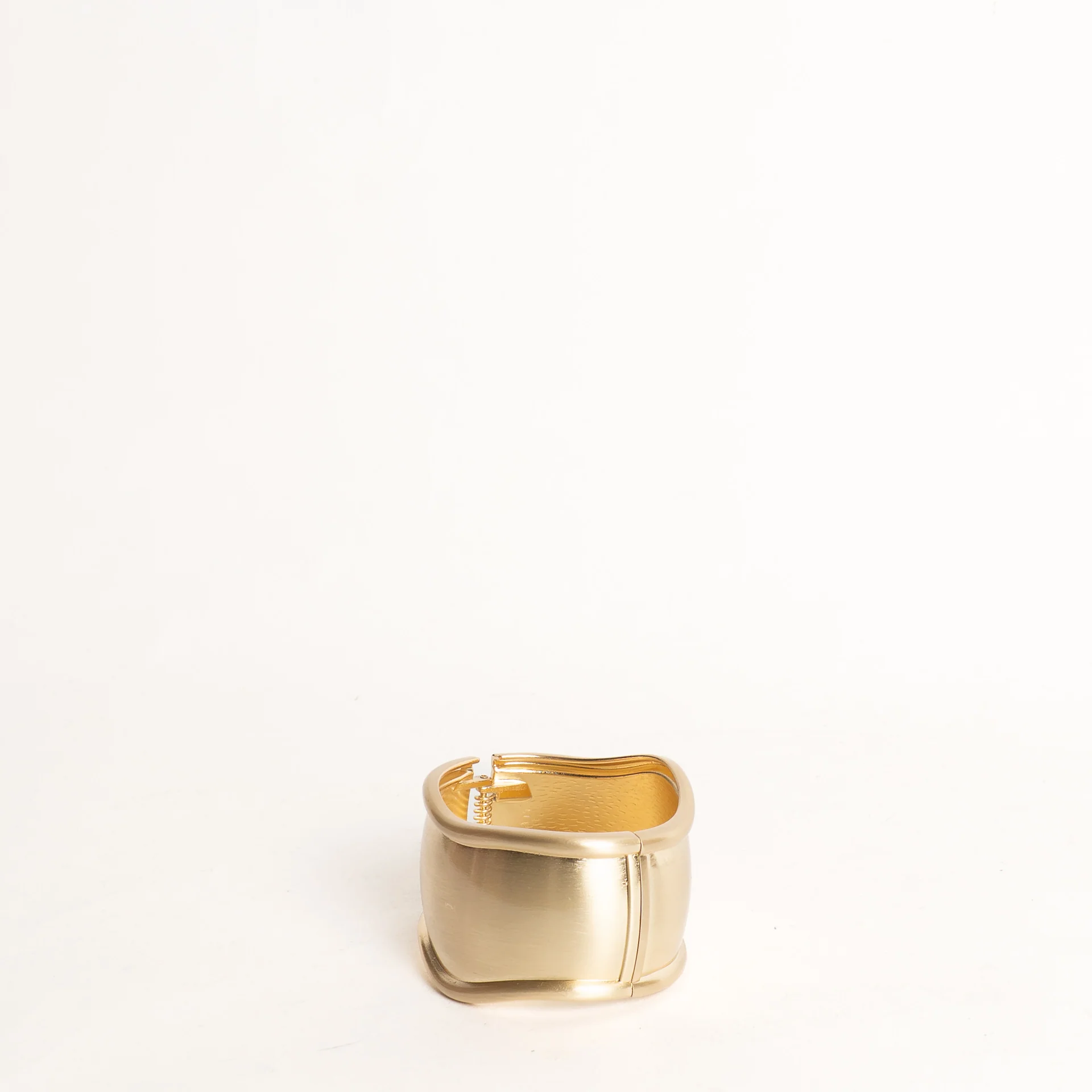 W by Whitemood-Bracciale rigido alto ondulato satinato - gold - Image 2